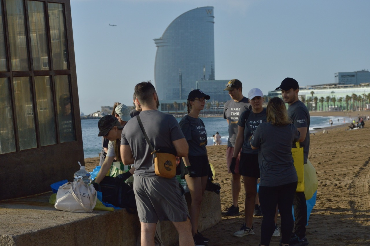 Limpieza de Basuraleza en Playa de Barceloneta, Barcelona, juntando colillas y residuos. Colaboradores y Amigos de ECOT. Sostenibilidad, Conservación, Desarrollo Sostenible, Acción Comunitaria, Cataluña.