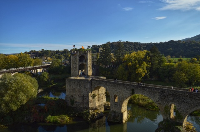 Vista del Pont Vell (Puente Viejo) de Girona en Cataluña: Explorando la historia y la arquitectura en la ciudad. Turismo Rural. Turismo Sostenible. ECOT