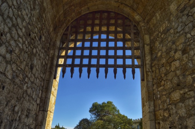 Puerta Medieval en el Pont Vell (Puente Viejo) de la Ciudad Medieval de Besalú, La Garrotxa, en la provincia de Girona, Cataluña, España y Europa. Turismo Rural. Turismo Sostenible. ECOT.