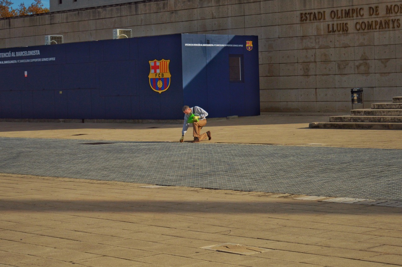 Limpieza ambiental en Montjuïc, Barcelona, diciembre de 2023. Comprometidos con la sostenibilidad, colaboramos en la preservación del entorno, incluso en el predio del Club de Fútbol el Barça. Montjuïc, limpieza ambiental, sostenibilidad, El Barça, diciembre 2023.