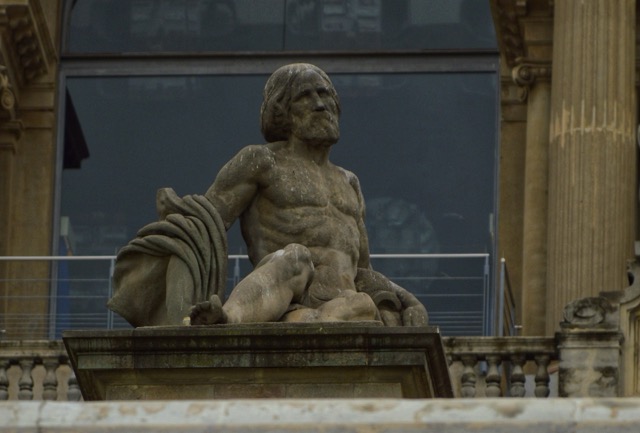 Escultura de un hombre que representa al agua, ubicada frente a la estatua de La Tierra en la explanada del Museo Nacional de Arte de Cataluña (MNAC), Barcelona.