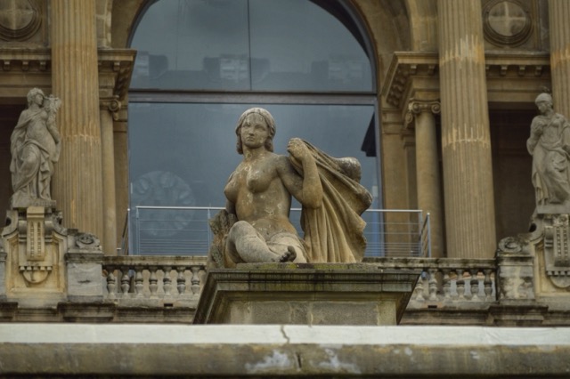 Escultura de La Tierra, representada como una mujer, ubicada en la explanada del Museo Nacional de Arte de Cataluña (MNAC), Barcelona.